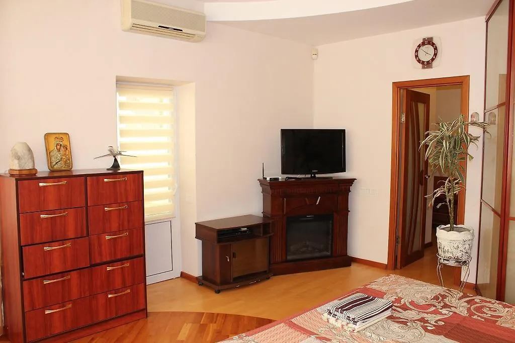 Luxe Apartment On Dmytrivska Kijów
